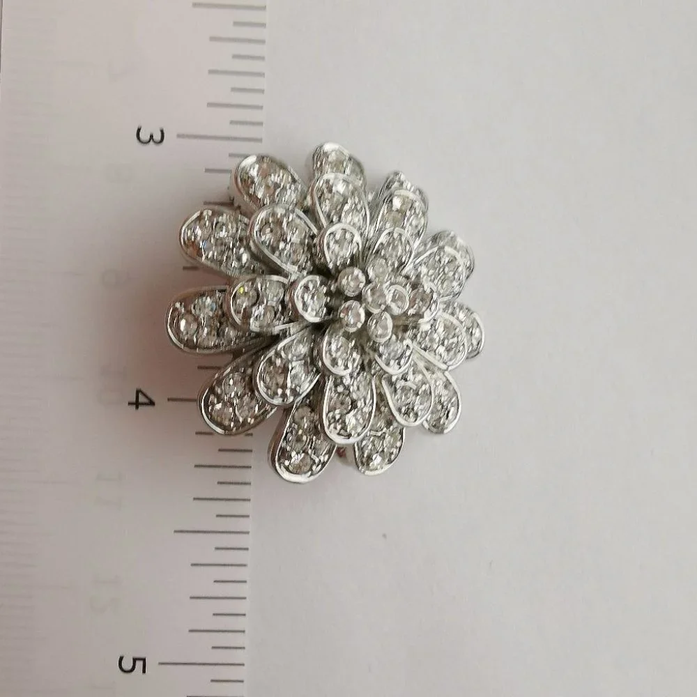 ES flower brooch